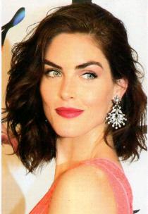 HILARY RHODA’NIN IŞILTILI KÜPELERİ