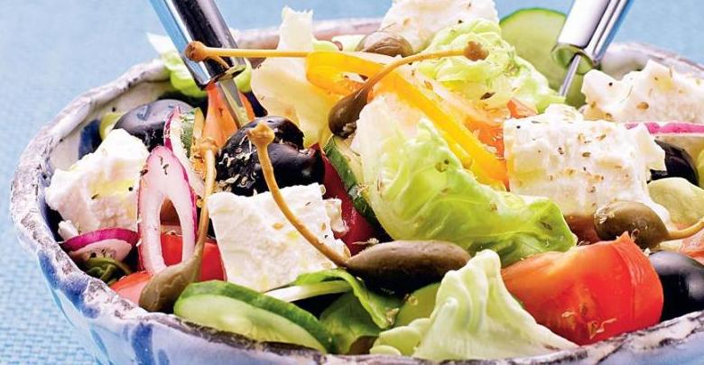 Cacık Eşliğinde Limonlu Tavuklu, Tahıllı ve Feta Peynirli Yunan Usulü Salata