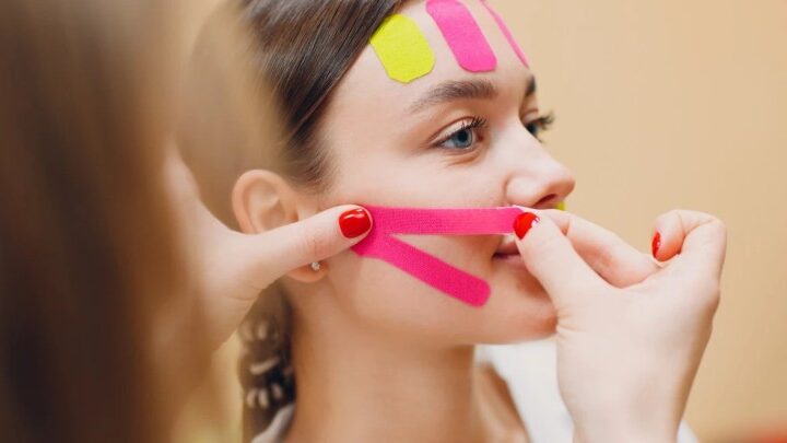 Yüz Bantlama Yöntemi: Sosyal Medya Modası mı, Etkili Bir Anti-Aging Tekniği mi?