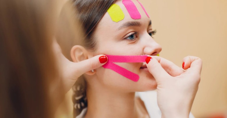 Yüz Bantlama Yöntemi: Sosyal Medya Modası mı, Etkili Bir Anti-Aging Tekniği mi?